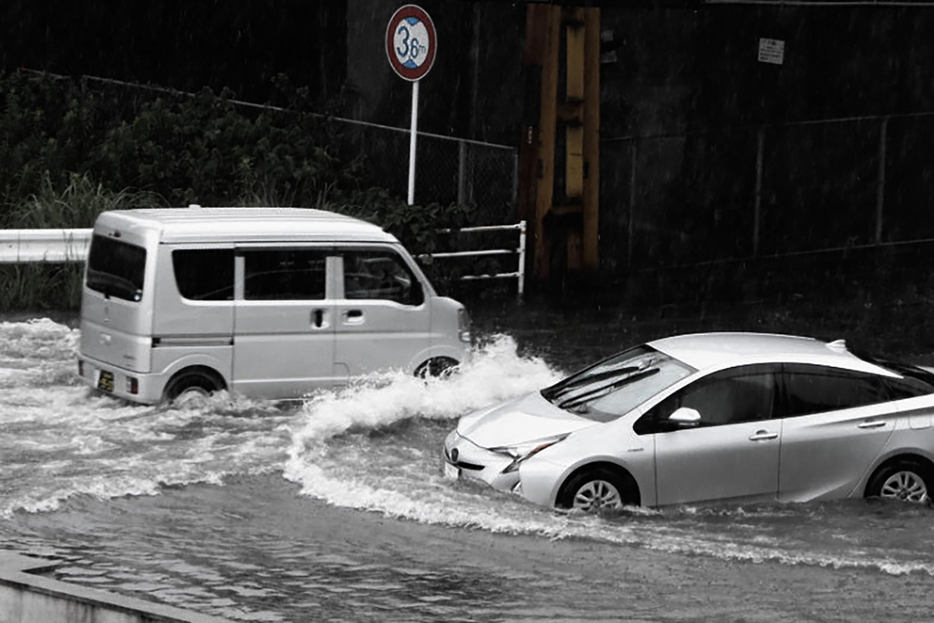 豪雨に見舞われると道路が完遂することがある。その際、クルマからでは水深がわかりにくくなり、最悪の場合エンジンが停止したり、ドアが開かなくなるなどのトラブルが発生する場合があるので、道路が川のようになったら、どこか高い場所などへ避難するのが安全だ。