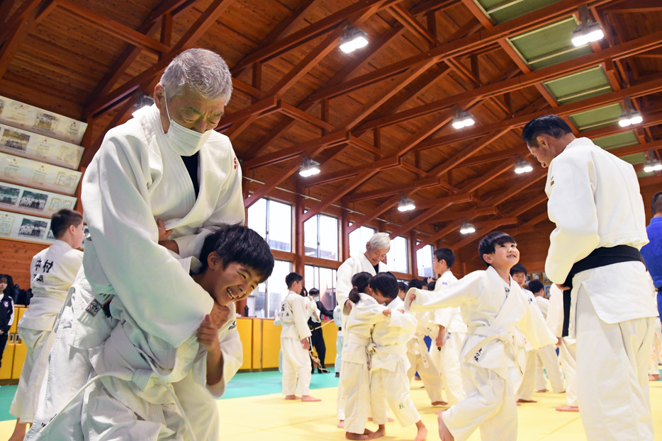 打ち込みに励む参加者ら＝館山