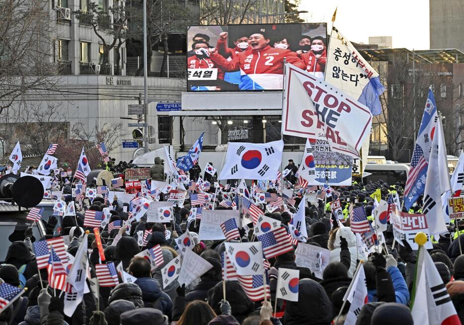 3日、ソウルの大統領公邸付近で、尹錫悦大統領の拘束令状執行に反発する支持者ら（共同）