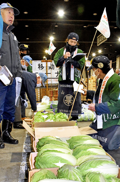 ハクサイやネギなどが取引された初競り＝山形市公設地方卸売市場