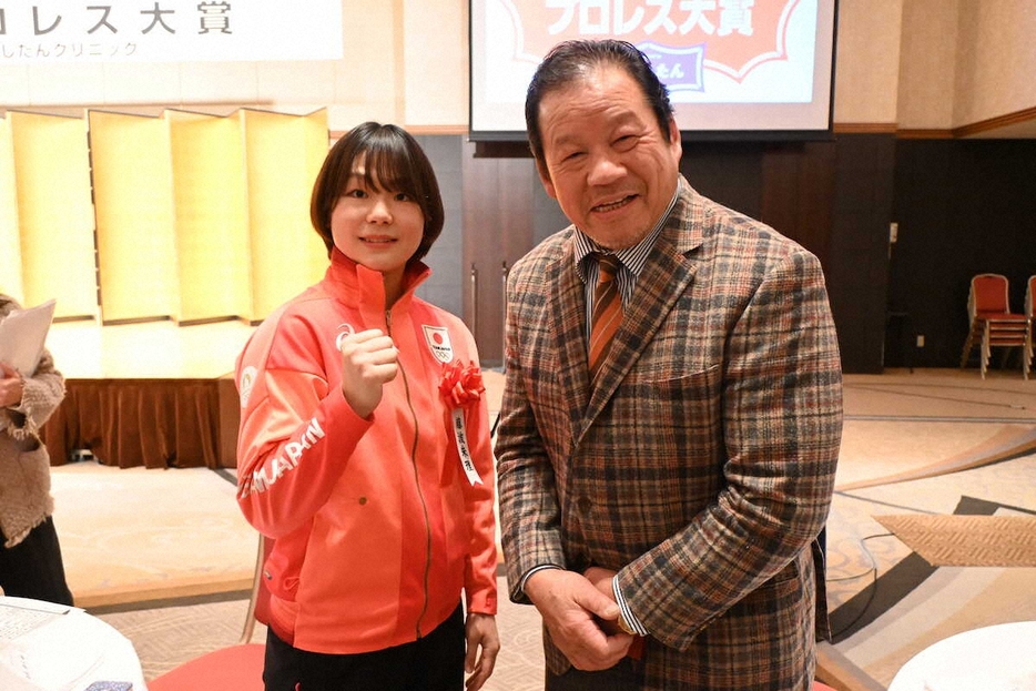 プロレス大賞授賞式で初対面を果たした藤波朱理（左）と藤波辰爾