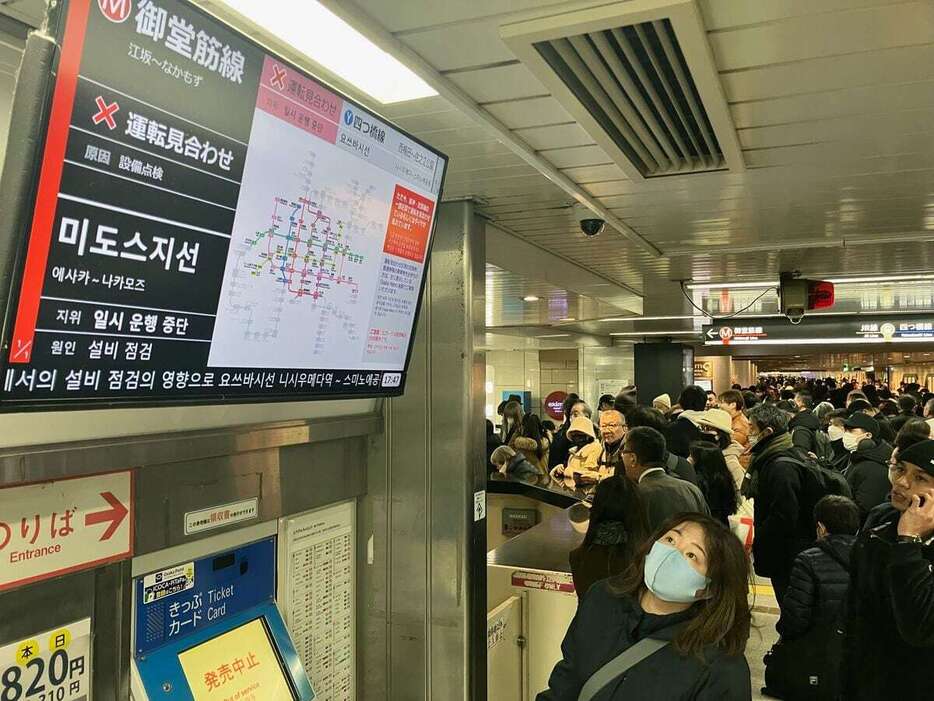 大阪メトロ御堂筋線と四つ橋線が全線で運転見合わせとなり、混雑する御堂筋線のなんば駅=7日午後5時47分、大阪市中央区（須谷友郁撮影）