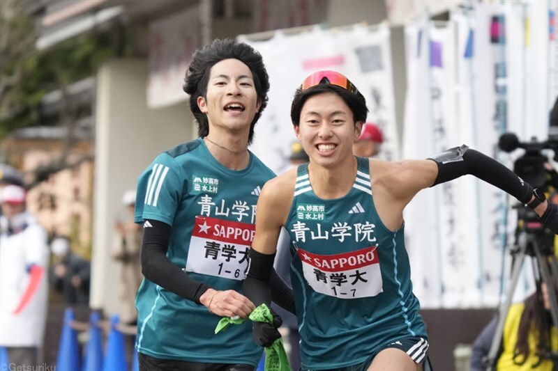 箱根駅伝6区を首位中継した青学大（野村昭夢から7区白石光星へのタスキリレー）