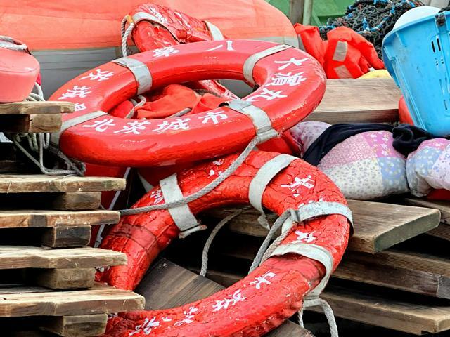 運搬船の甲板に、転覆し、沈没した第8大浜丸の浮輪が積まれていた=2025年1月7日午後4時40分、千葉県銚子市川口町2丁目、根岸敦生撮影