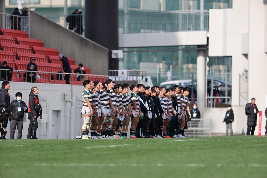 宮崎県代表の高鍋は104回全国高校ラグビー大会において、大分東明に26－26で引き分け、抽選の結果、次戦の出場権を得られなかった。試合結果は引き分けとして残る。高鍋は負けることなく花園ラグビー場を去った（撮影：毛受亮介）