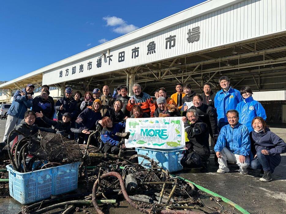 下田港での「伊豆半島の海ゴミ一掃プロジェクト」参加者集合写真