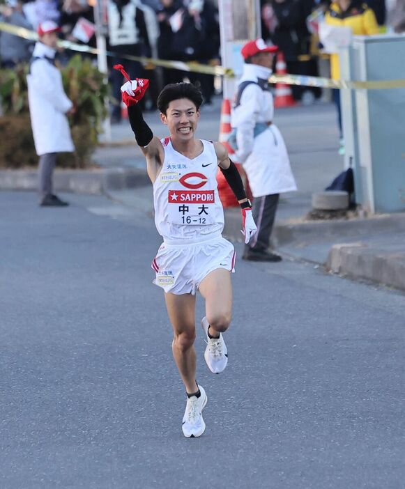 区間１位で中継所に飛び込んだ中大の１区・吉居駿恭　（カメラ・佐々木　清勝）