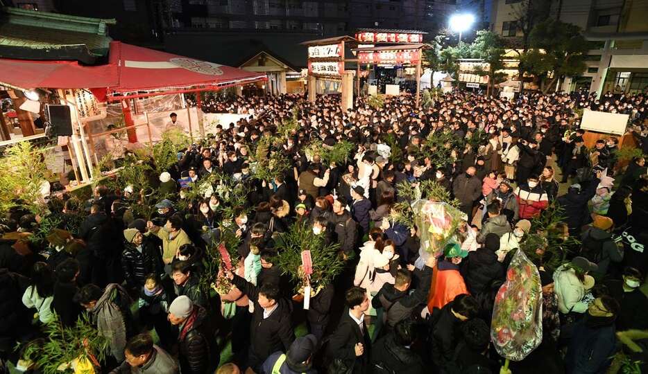 今宮戎神社の「十日戎」が「本えびす」を迎え、大勢の参拝者でにぎわった＝10日午後5時28分、大阪市浪速区（柿平博文撮影）