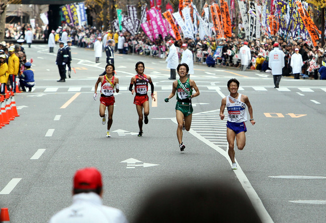 第87回箱根駅伝　ゴール前の直線では８位日体大（右）、９位青学大（右から２人目）、10位城西大（左）、11位国学院大（左奥）の順だったが、その後抜く（2011年1月3日撮影）