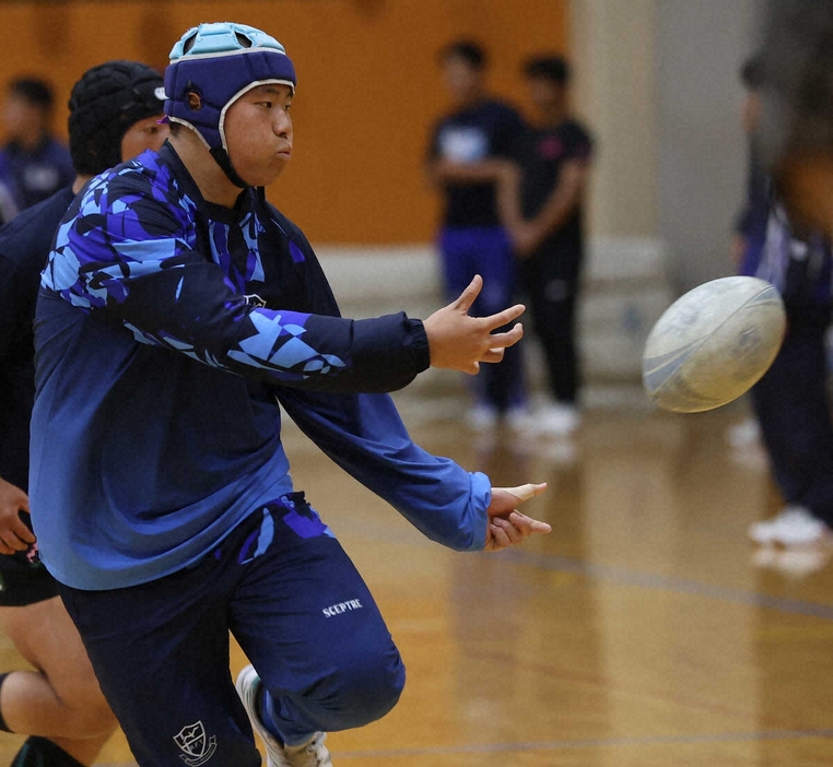 軽快な動きを見せる東海大大阪仰星・浜田（撮影・北條　貴史）