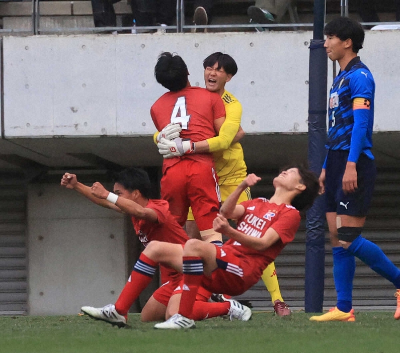 高校サッカー＜流通経大柏・大津＞勝利に喜び合う流通経大柏イレブン　（撮影・西川祐介）