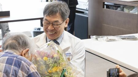 入居者の誕生日を祝う白澤卓二医師（写真：『Dr.白澤の実践メソッド 100寿をめざす 認知症最新戦略』）