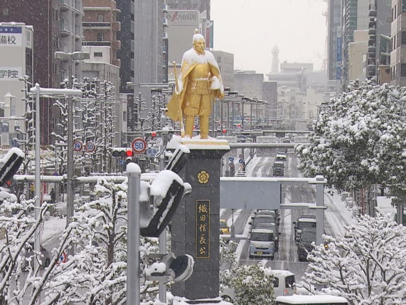 雪が積もった黄金の織田信長像＝１０日、岐阜市内