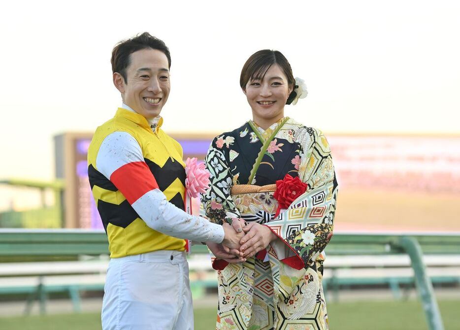 中山金杯をアルナシームで制した藤岡佑介騎手とプレゼンターの角田夏実＝5日、中山競馬場（撮影・奈良武）