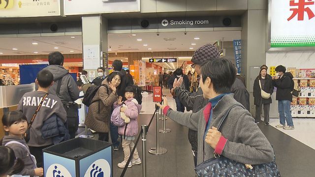 愛媛の家族と別れを告げる帰省客（4日午前・松山空港）