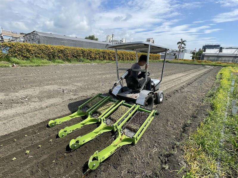 台東区農業改良場が開発した改良型移植機（同場提供）