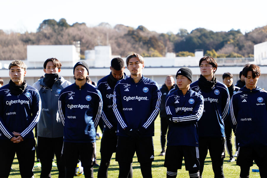 谷（左から2番目）、白崎（同3番目）のレンタル組が完全移籍【写真：FOOTBALL ZONE】