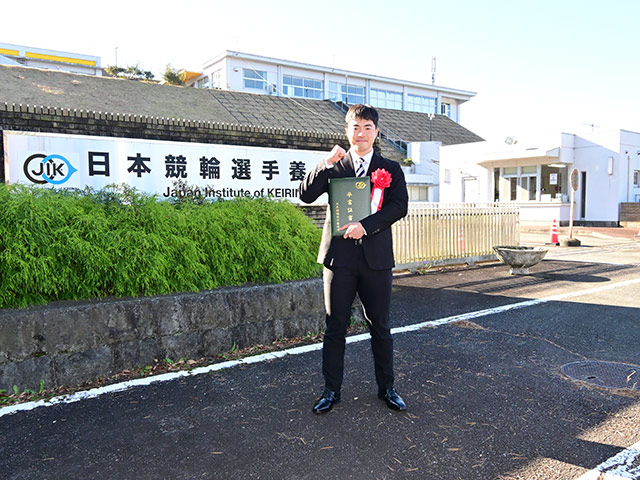 養成所を後にした市田龍生都(©JKA)