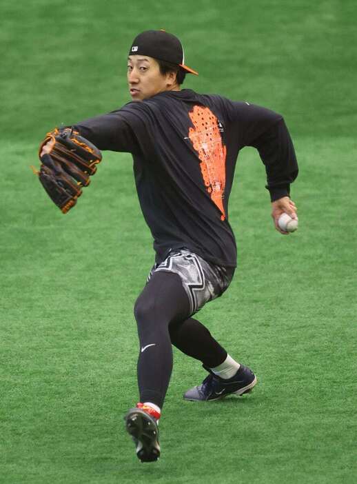 投球練習を行う巨人・大勢＝ジャイアンツ球場（撮影・萩原悠久人）