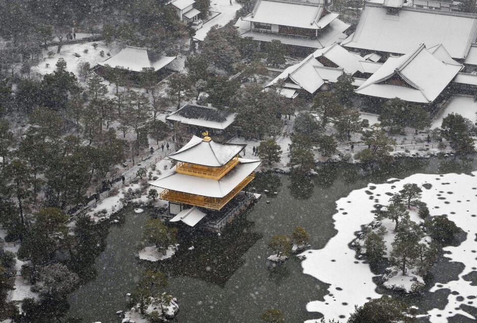 雪が積もった金閣寺周辺＝10日午前9時28分、京都市北区（共同通信社ヘリから）