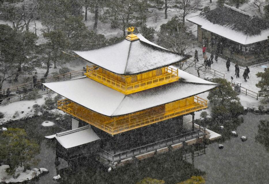 屋根に雪が積もった金閣寺＝10日午前9時27分、京都市北区（共同通信社ヘリから）