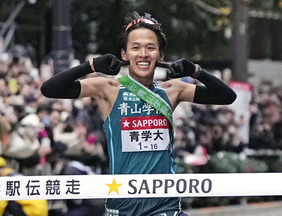 1位でゴールする青学大のアンカー・小河原陽琉。2年連続8度目の総合優勝を果たした＝東京・大手町