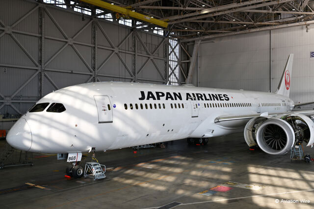 リブレットを塗装施工したJALの787-9＝25年1月10日 PHOTO: Tadayuki YOSHIKAWA/Aviation Wire