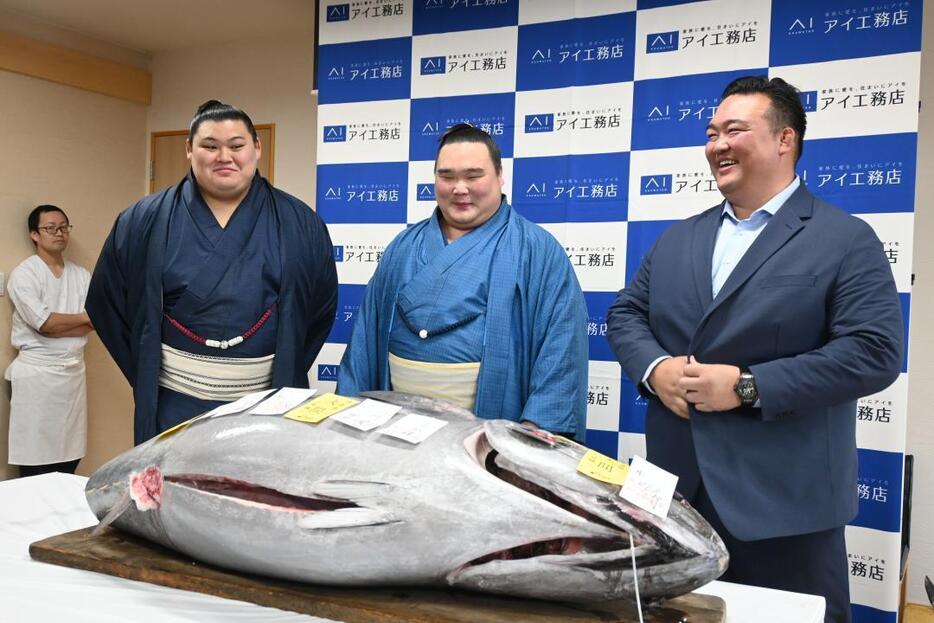 本マグロの大きさに驚いた様子の(左から)大の里関、白熊関、二所ノ関親方=阿見町荒川本郷