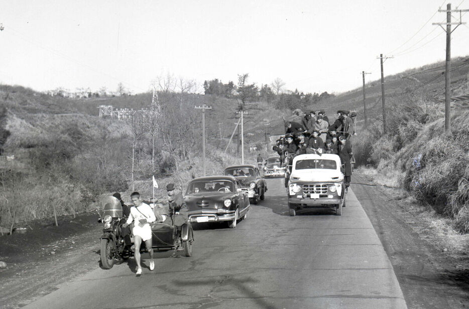 第３０回箱根駅伝　２区をトップで走る中大の菊池直志（１９５４年１月６日）