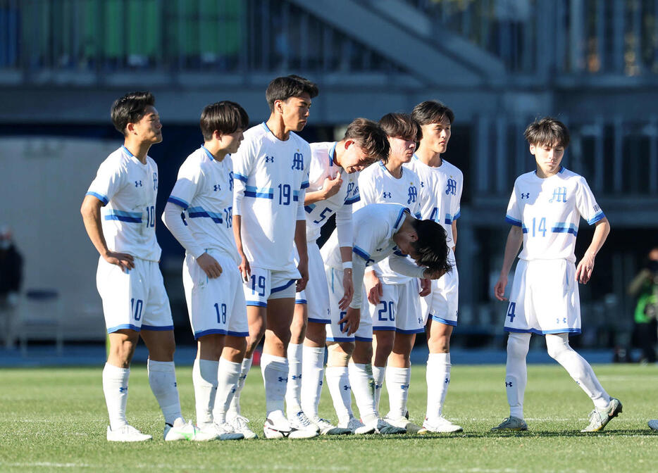 明秀学園日立対東海大相模　敗戦し悔しそうな表情を見せる明秀学園日立の選手たち（撮影・鈴木正人）