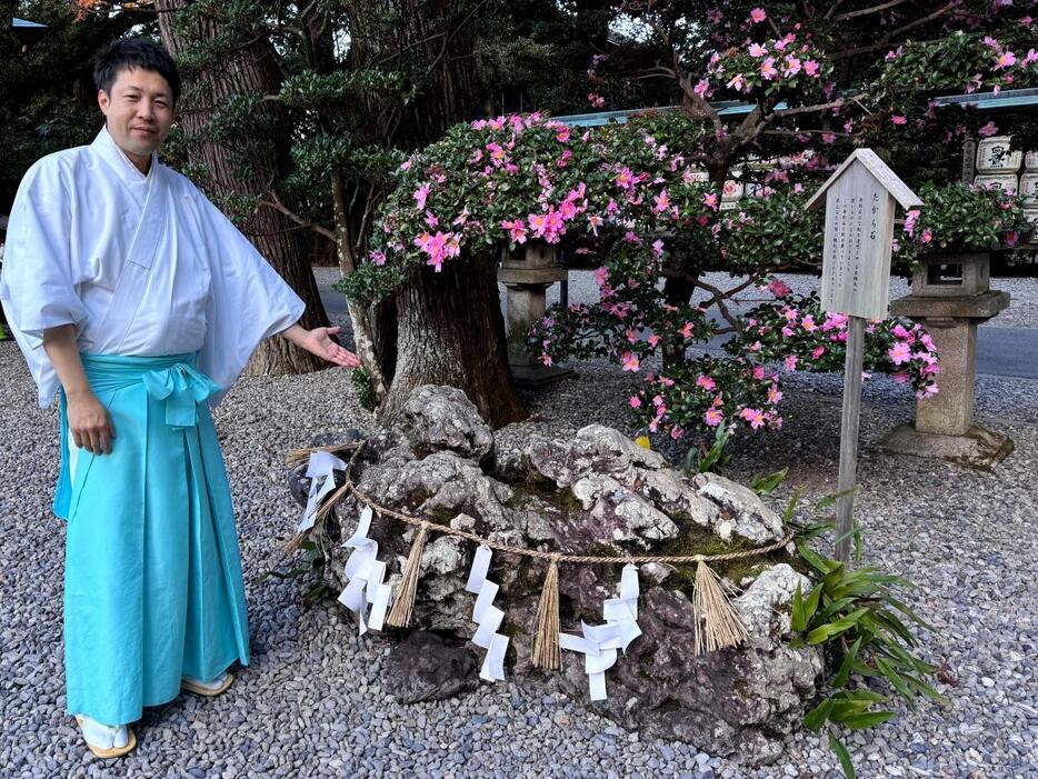 猿田彦神社の白蛇が鎮座する「たから石」がSNSで話題　待ち受け画面に