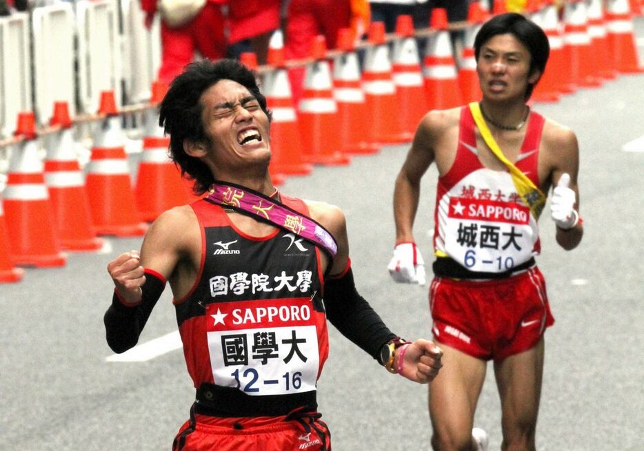 10位でゴールしシード権を獲得、ガッツポーズする国学院大アンカー・寺田夏生＝2011年の箱根駅伝で