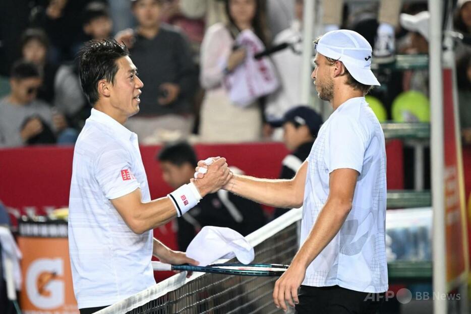 男子テニス、香港オープン、シングルス決勝。試合を終え、アレクサンドル・ミュレ（右）と握手を交わす錦織圭（2025年1月5日撮影）。【翻訳編集】 AFPBB News