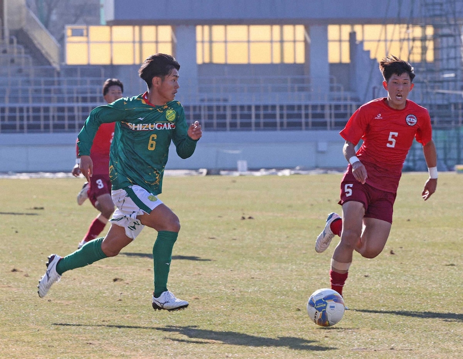 ＜高校サッカー　静岡学園・高知＞後半、右サイドを駆けあがる静岡学園・野田（右から2人目）（撮影・西海健太郎）