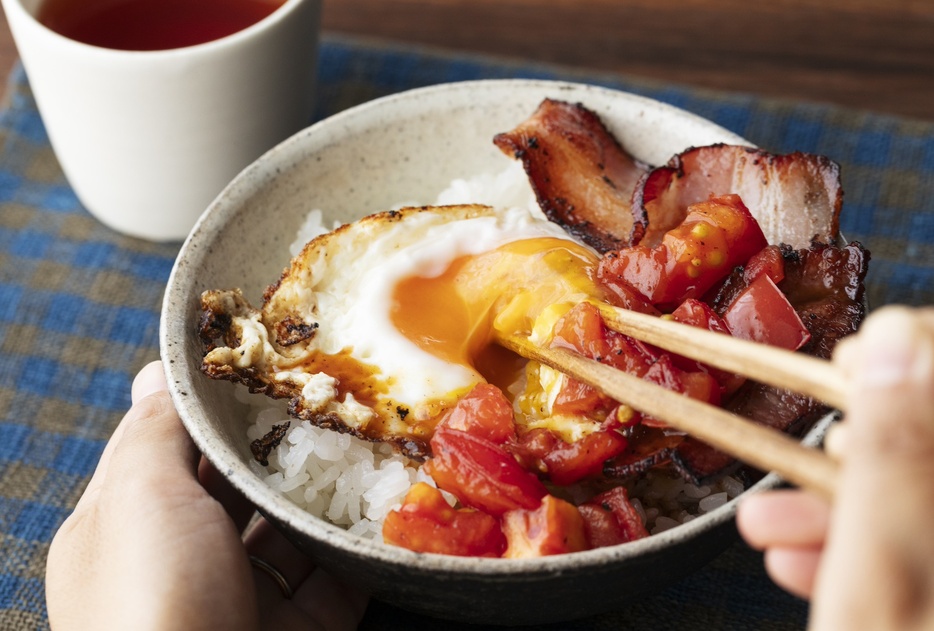 ベーコンエッグとトマポンのっけご飯