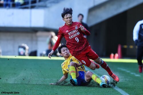 流経大柏FW山野をタックルで止める上田西DF東風谷　[写真]=佐藤博之