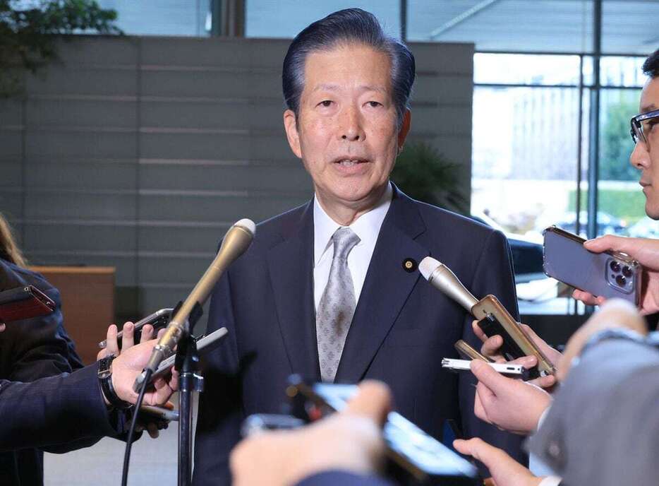 石破茂首相との面会後、記者団の取材に応じる公明党の山口那津男元代表＝8日午後、首相官邸（春名中撮影）