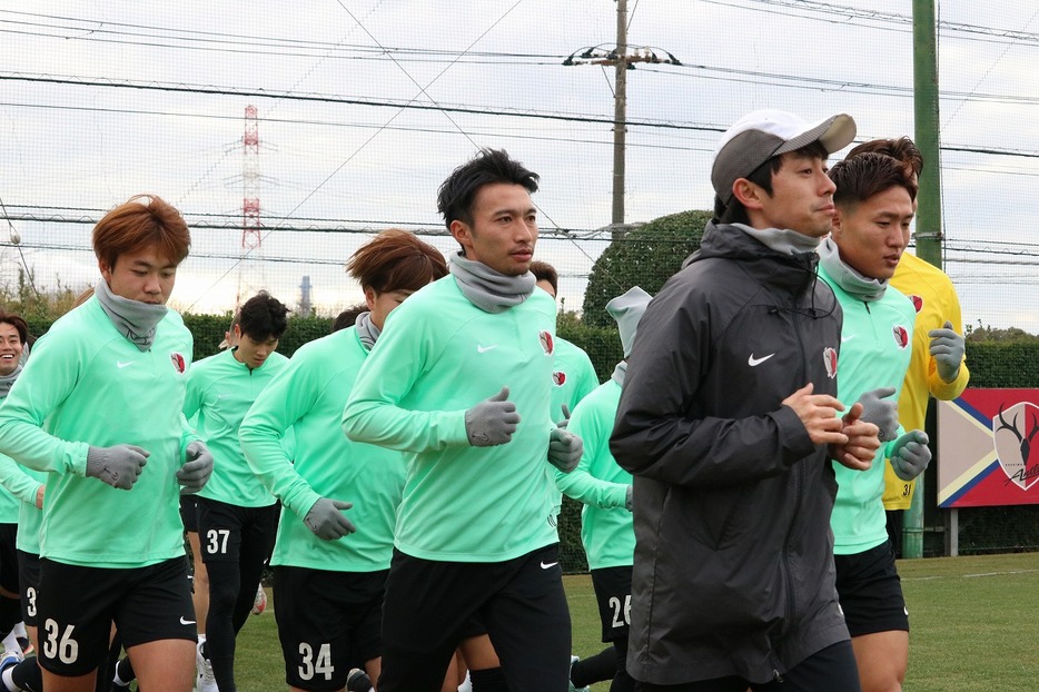 鹿島アントラーズのトレーニングを行なう柴崎岳（写真◎サッカーマガジン）