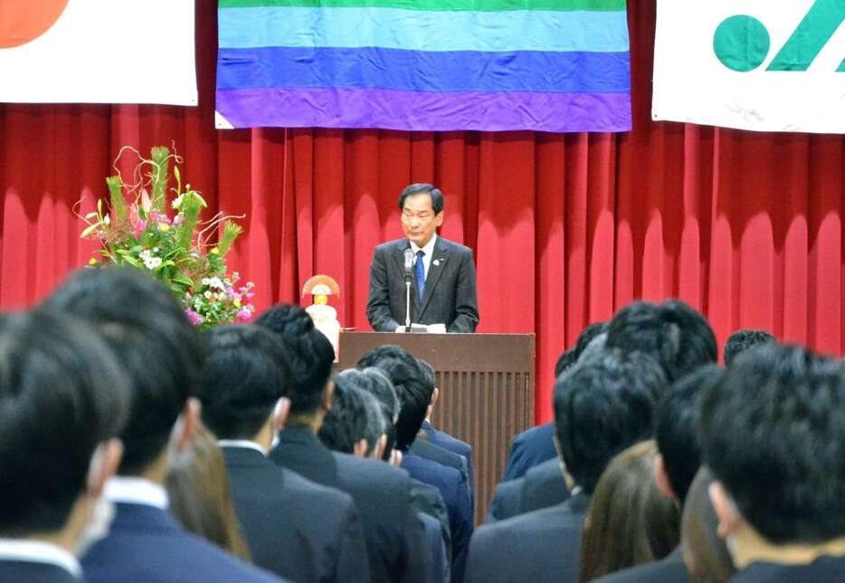 合同仕事始め式で訓示を述べるＪＡ鹿児島県中央会の山野徹会長＝６日、鹿児島市のＪＡ会館