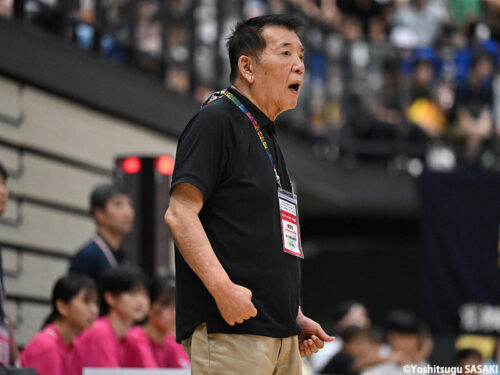 昨年の福岡インターハイで指揮を執る桜花学園の井上眞一氏 [写真]＝佐々木啓次