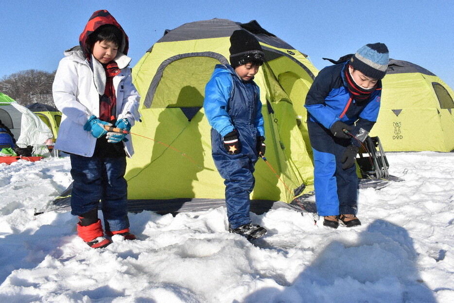 解禁日に網走湖のワカサギ釣りを楽しむ小学生たち＝網走市で２０２５年１月５日午前９時１１分、本多竹志撮影