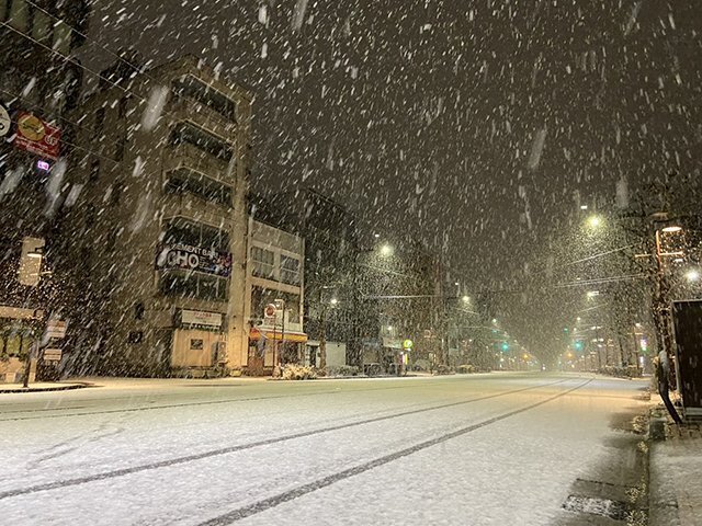 断続的に雪が降った富山市中心部＝８日午前５時半ごろ