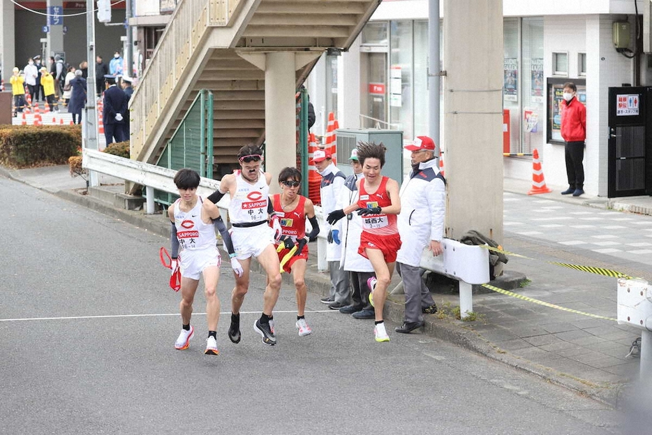 鶴見中継所で中大は吉中が10区・藤田につなぐ。城西大は桜井が10区・中島につなぐ