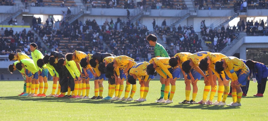 ＜流通経大柏・上田西＞流通経大柏に敗れ、下を向く上田西イレブン（撮影・松永　柊斗）