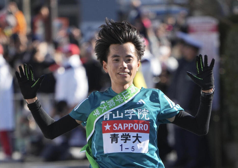 箱根駅伝　往路　1位でゴールテープを切る青学大5区若林（撮影・垰建太）