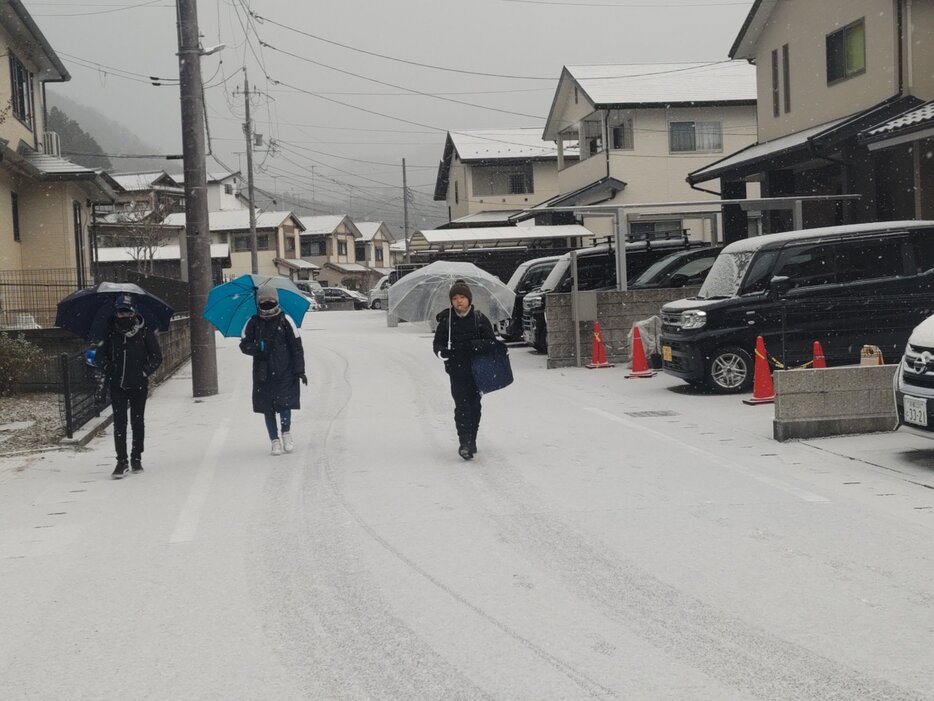 早朝からの雪が積もり始めた住宅地（1月10日午前7時50分、京都市北区西賀茂）