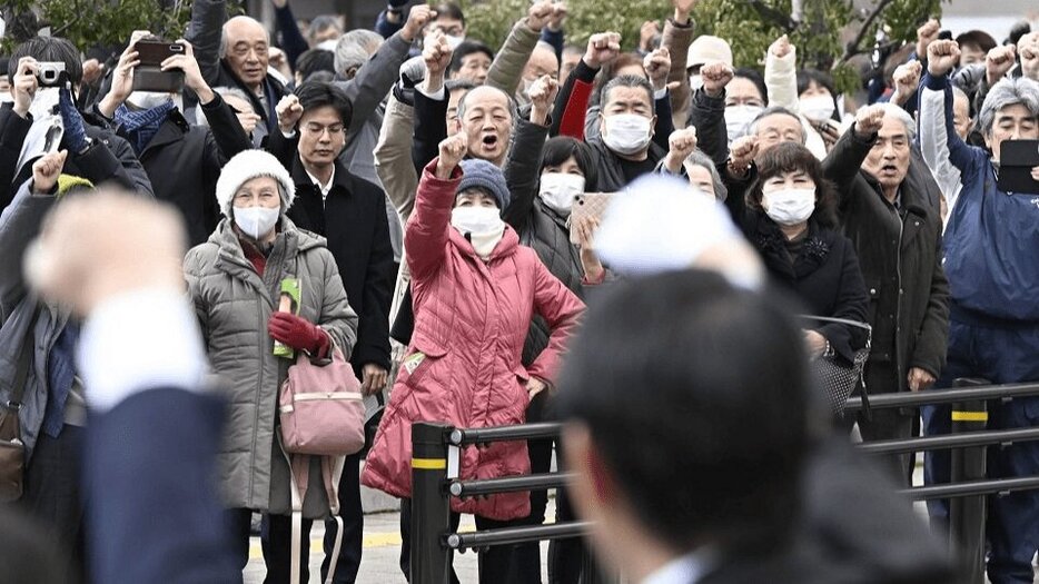 県知事選が告示され、候補者（手前）とともにガンバローを三唱する支持者たち＝９日午前１１時１０分、岐阜県大垣市内