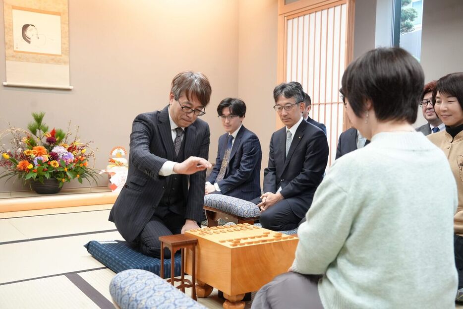 将棋ファンの女性と指し初め式を行った羽生善治九段