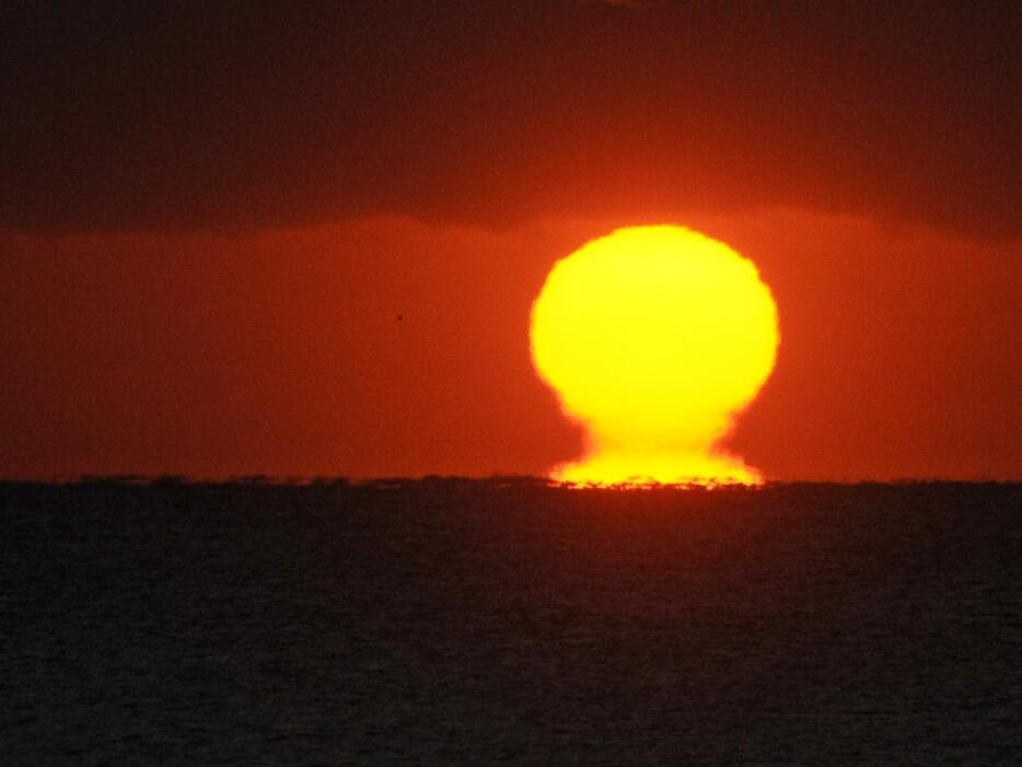 志摩からの初日の出が「だるま朝日」に　蜃気楼の一種「見ると幸せに」