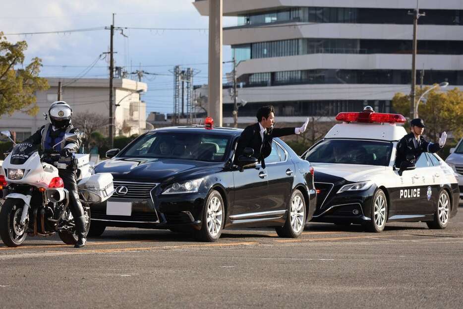 訓練を行う警護車列＝京都市伏見区